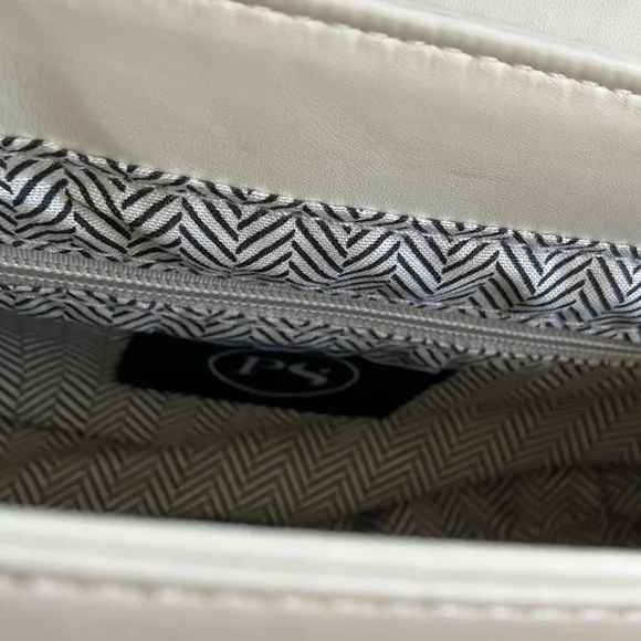 Chic White Crossbody Bag with Gold Accents - Picture 6 of 8